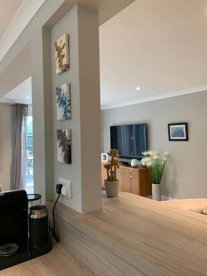 The Barn House Apartment Кранлей Екстериор снимка